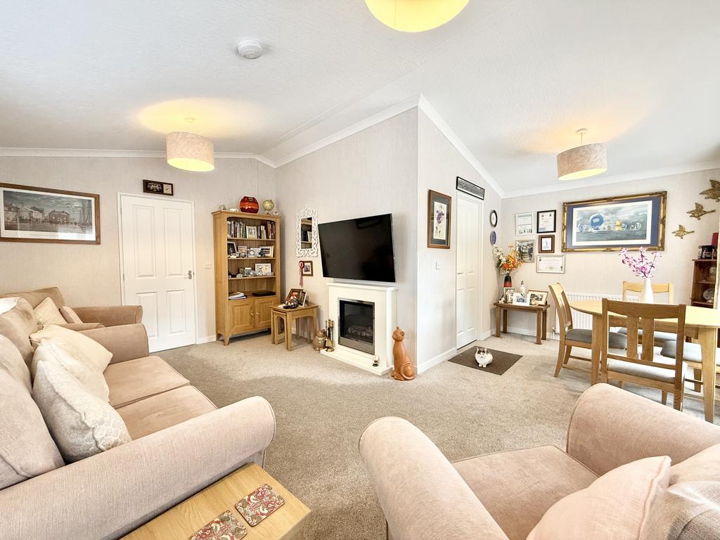 Lounge/Dining Rm