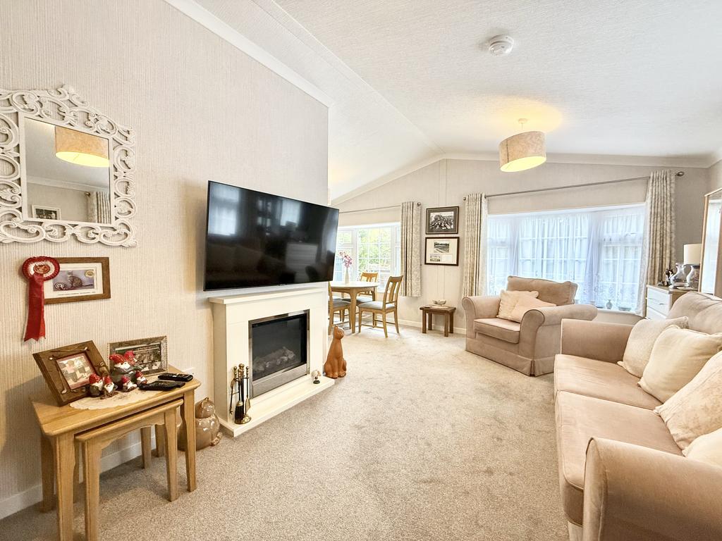 Lounge/Dining Rm