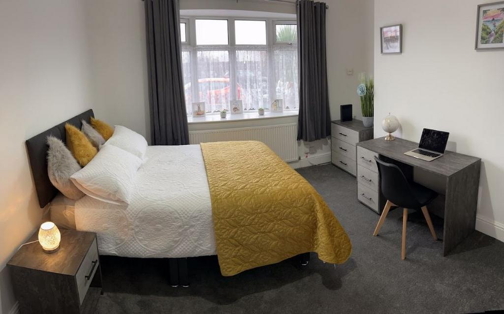 Double En-suite Room - Grimsby Road