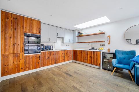 3 bedroom flat for sale, Coverton Road, London, SW17