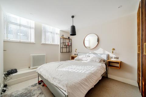 3 bedroom flat for sale, Coverton Road, London, SW17