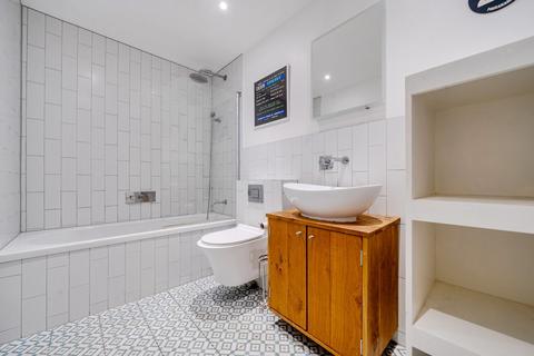 3 bedroom flat for sale, Coverton Road, London, SW17
