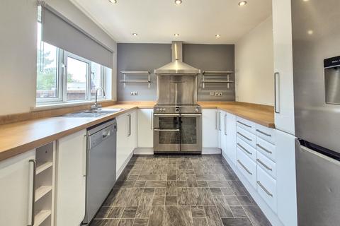 3 bedroom terraced house to rent, Weaverhead Close, Dunmow CM6