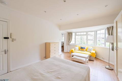 Studio to rent, Clifton Gardens, Temple Fortune, London, NW11
