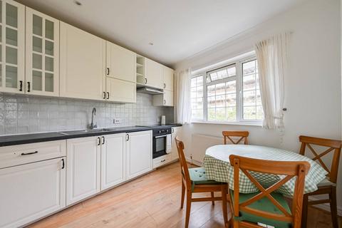 Studio to rent, Clifton Gardens, Temple Fortune, London, NW11