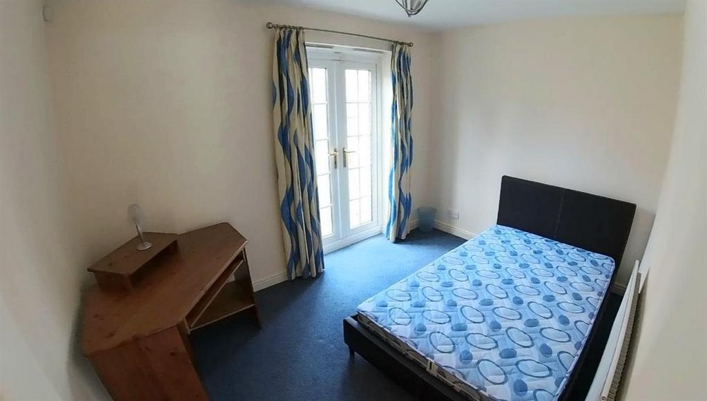 A bright and well-maintained double bedroom fea...