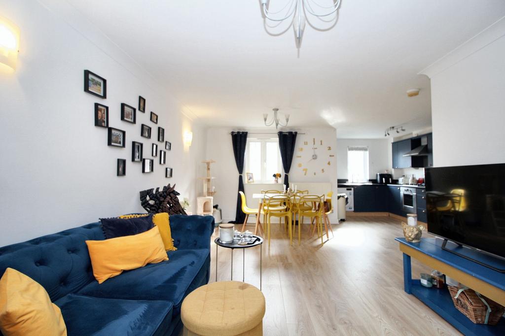 Lounge/Dining Area
