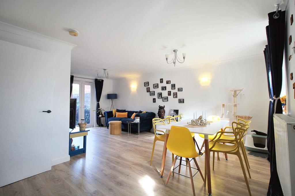 Lounge/Dining Area
