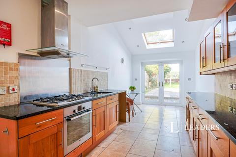 3 bedroom detached house to rent, Wroxham Road, BH12