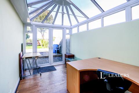 3 bedroom detached house to rent, Wroxham Road, BH12