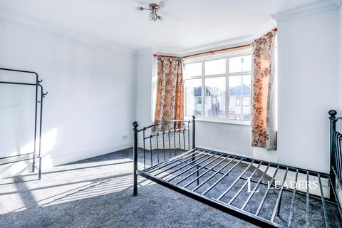 3 bedroom detached house to rent, Wroxham Road, BH12
