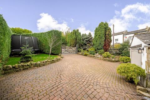 3 bedroom end of terrace house for sale, Cowrakes Road, Huddersfield, HD3