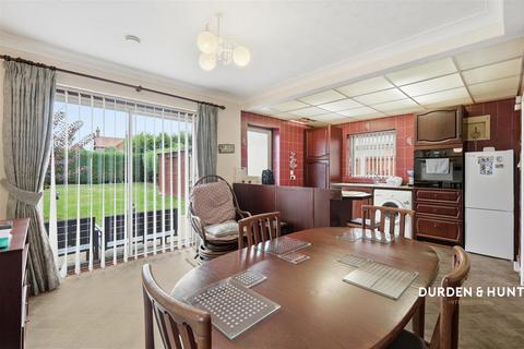 3 bedroom detached house for sale, Chestnut Avenue, Colchester CO2