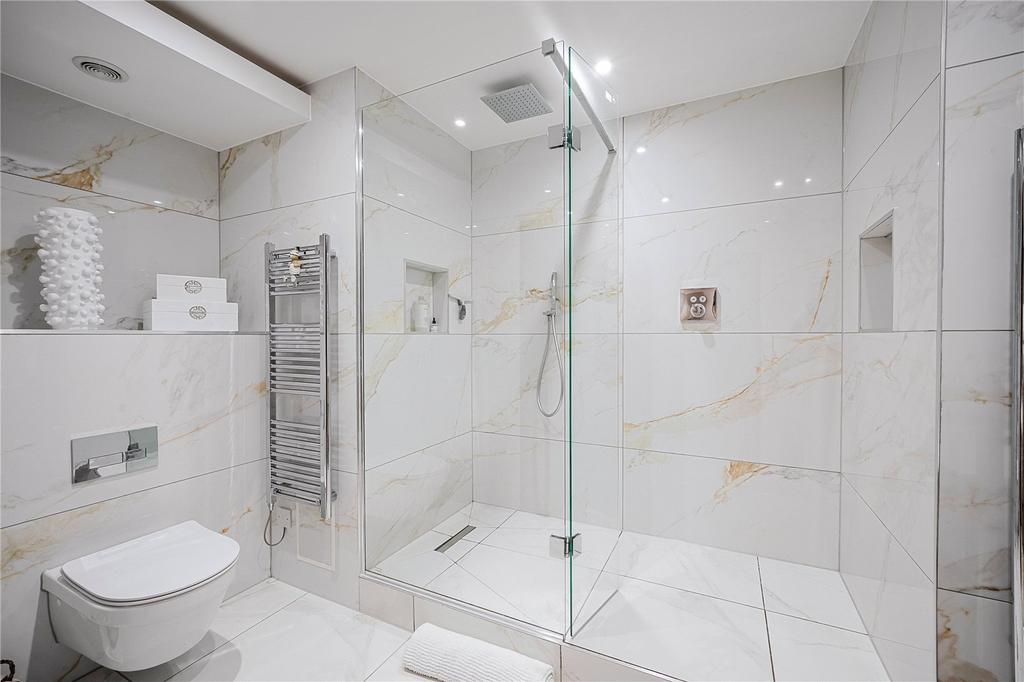 Lower En Suite