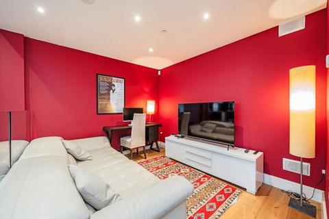 3 bedroom flat to rent, Atherstone Mews, London SW7