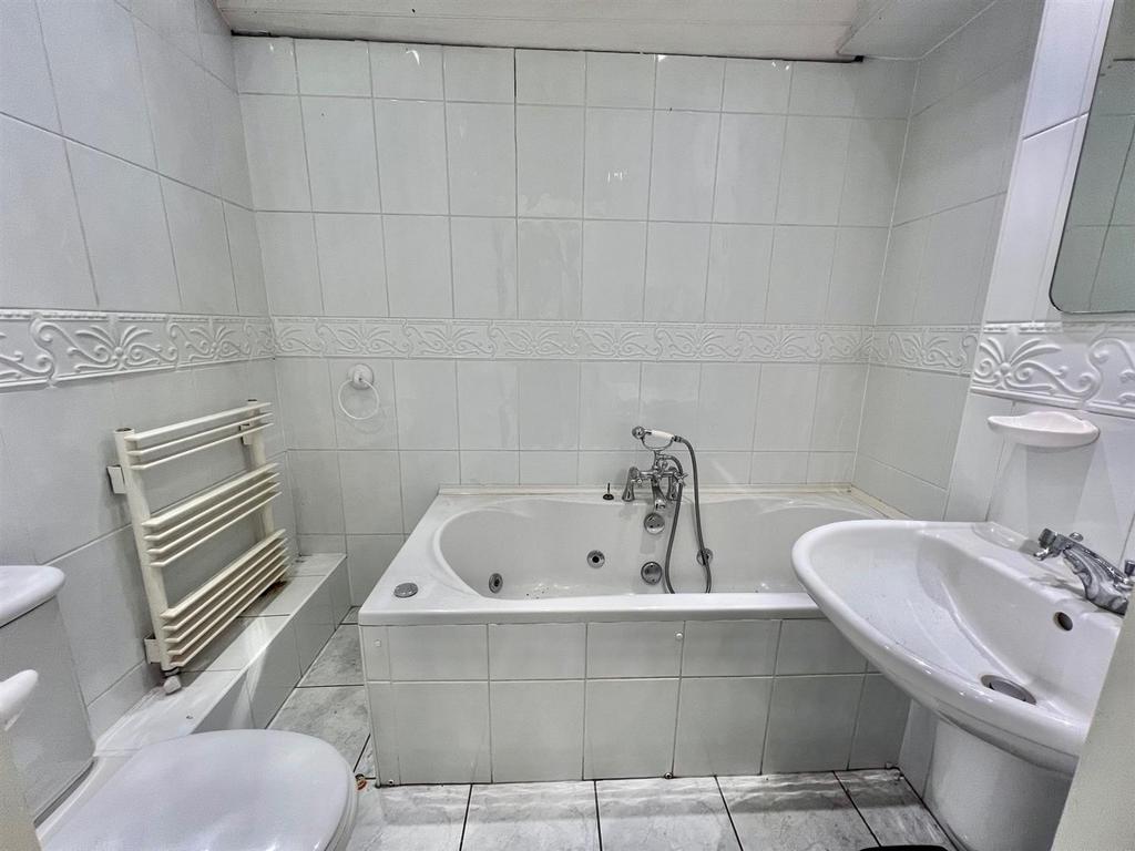 48 Wakefield Rd Master Ensuite.jpg