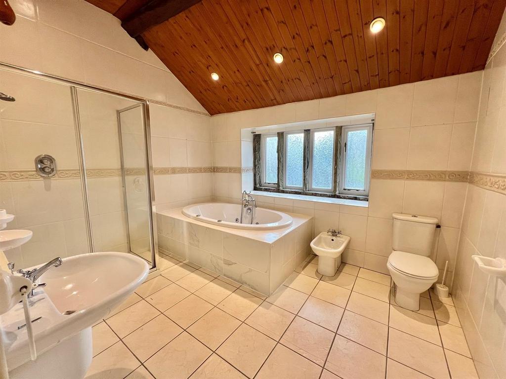 48 Wakefield Rd Family Bathroom.jpg