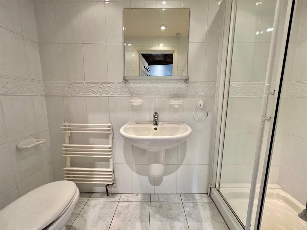 48 wak mezz ensuite.jpg