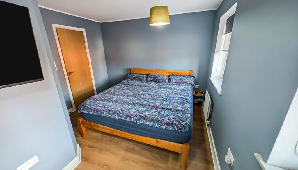 37 Hollybrook bed 1 f.jpg