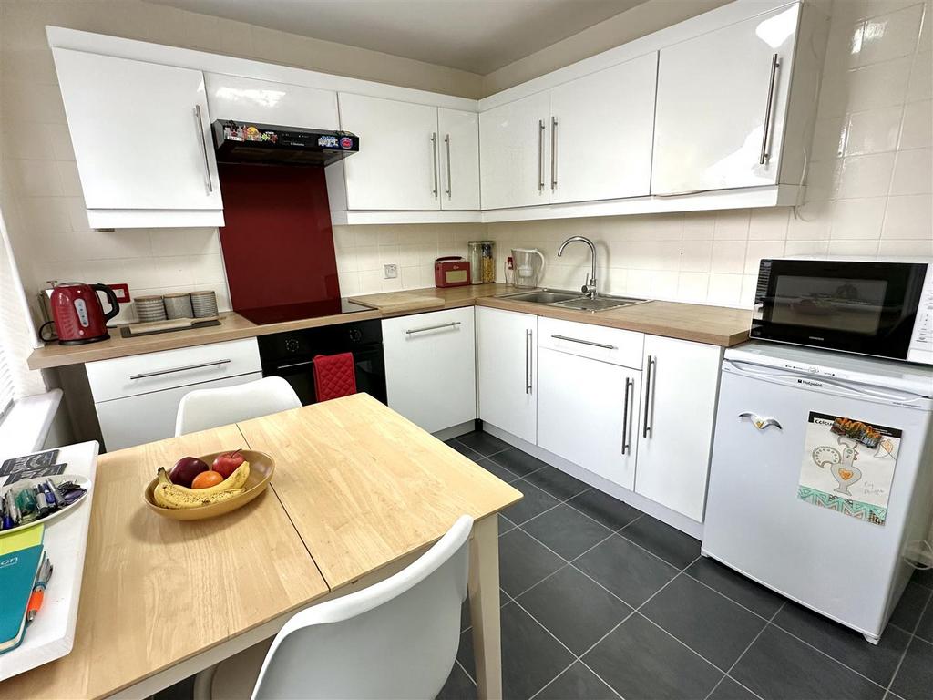 Dining/kitchen