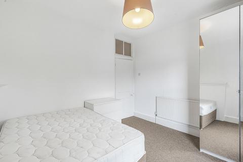 2 bedroom property to rent, Theatre Street, London, SW11