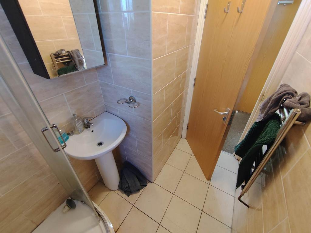 Top floor shower roo