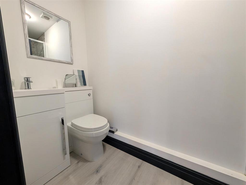 En suite shower room/wc