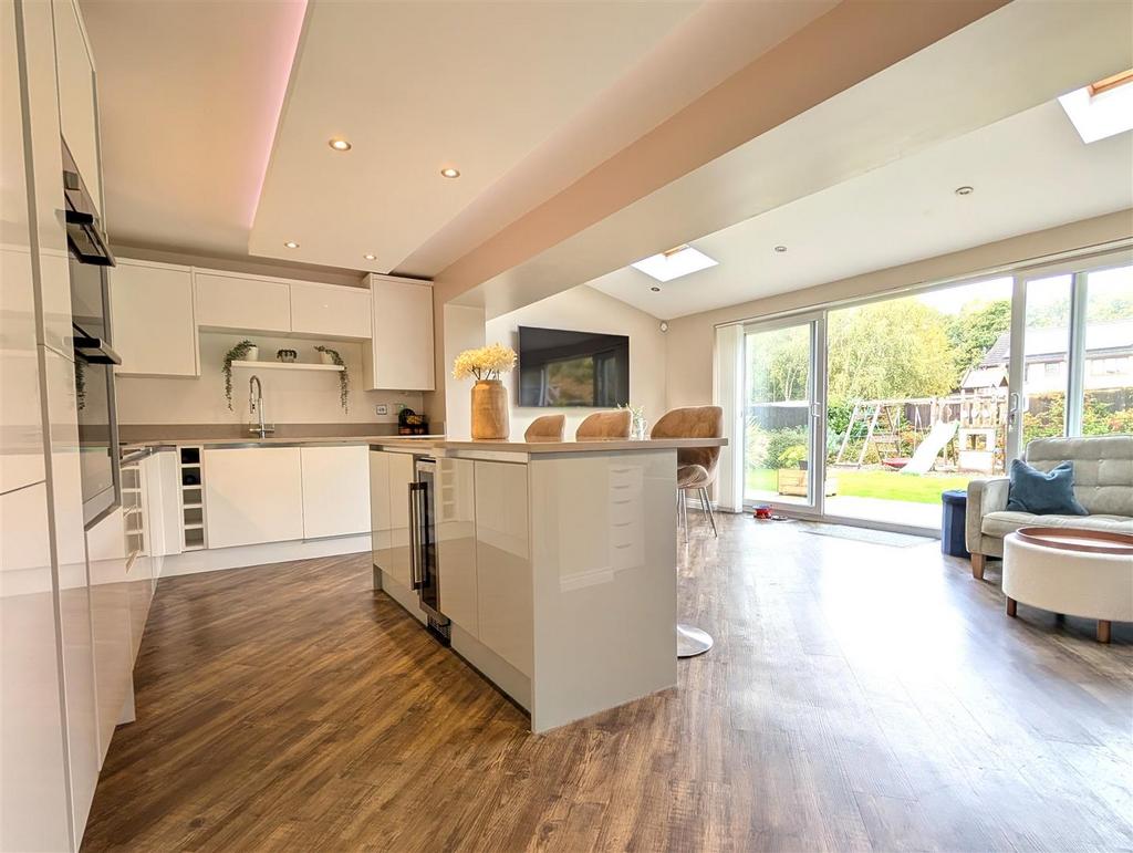 Open plan living/dining kitchen