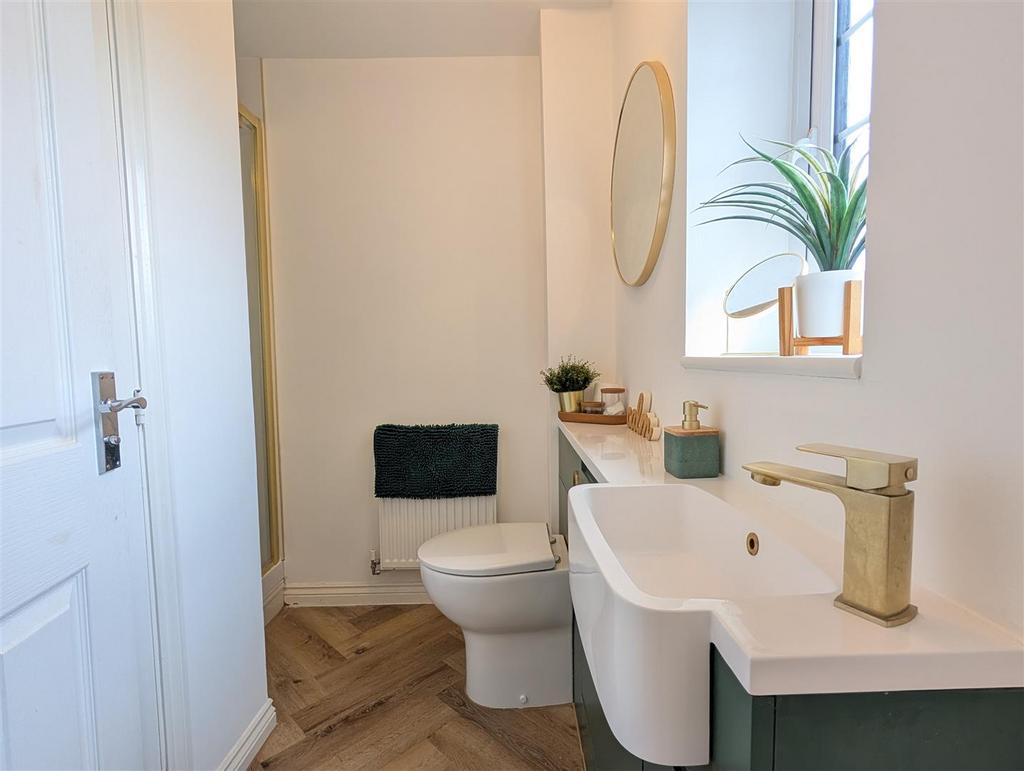 En suite shower room/wc
