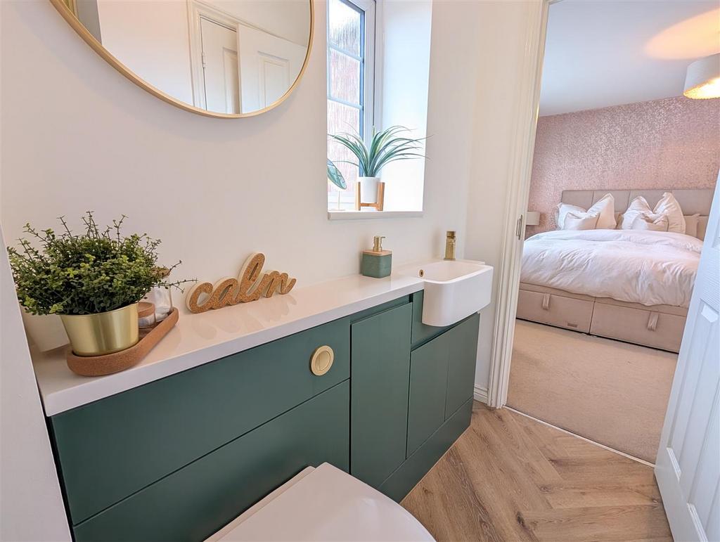 En suite shower room/wc
