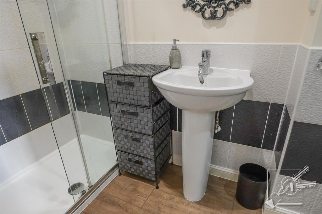 En suite shower room: