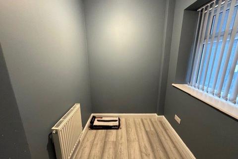 4 bedroom semi-detached house to rent, Roland Avenue, West Midlands CV6