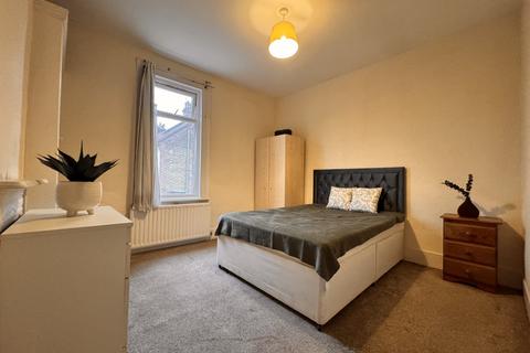 1 bedroom in a flat share to rent, Northfield Avenue, London, W13