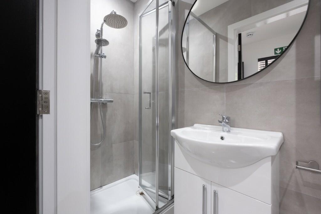 A modern and well-maintained bathroom suite fea...