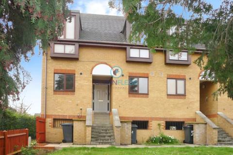 2 bedroom flat to rent, Honeysuckle Court, Colnebrook
