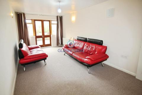 2 bedroom flat to rent, Honeysuckle Court, Colnebrook