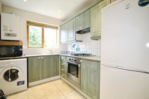 2 bedroom flat to rent, Honeysuckle Court, Colnebrook