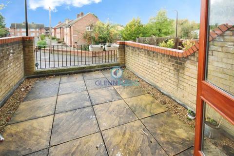 2 bedroom flat to rent, Honeysuckle Court, Colnebrook