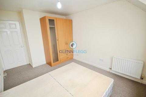 2 bedroom flat to rent, Honeysuckle Court, Colnebrook