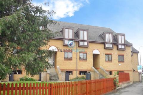2 bedroom flat to rent, Honeysuckle Court, Colnebrook