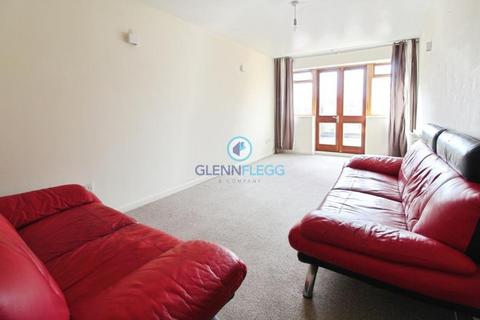 2 bedroom flat to rent, Honeysuckle Court, Colnebrook