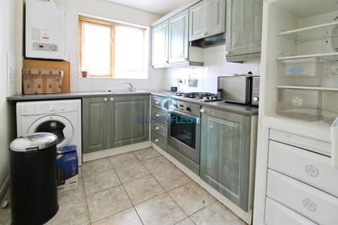 2 bedroom flat to rent, Honeysuckle Court, Colnebrook