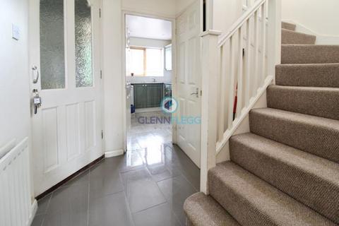 2 bedroom flat to rent, Honeysuckle Court, Colnebrook