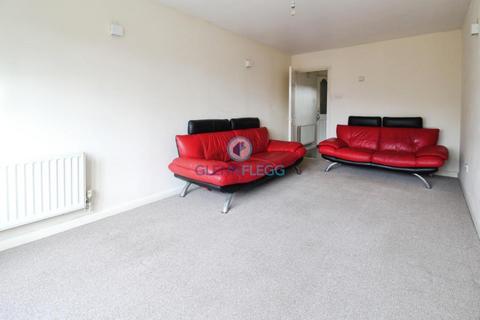 2 bedroom flat to rent, Honeysuckle Court, Colnebrook