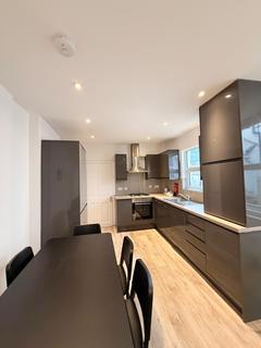 5 bedroom terraced house to rent, Frobisher Road, London N8