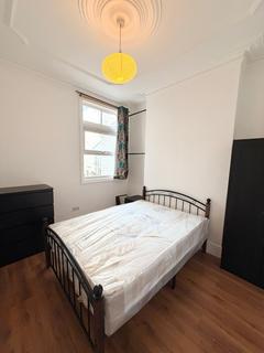 5 bedroom terraced house to rent, Frobisher Road, London N8
