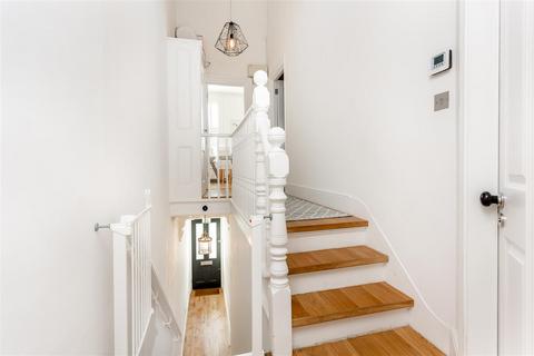 17b Rainham Road, London, NW10 5DS