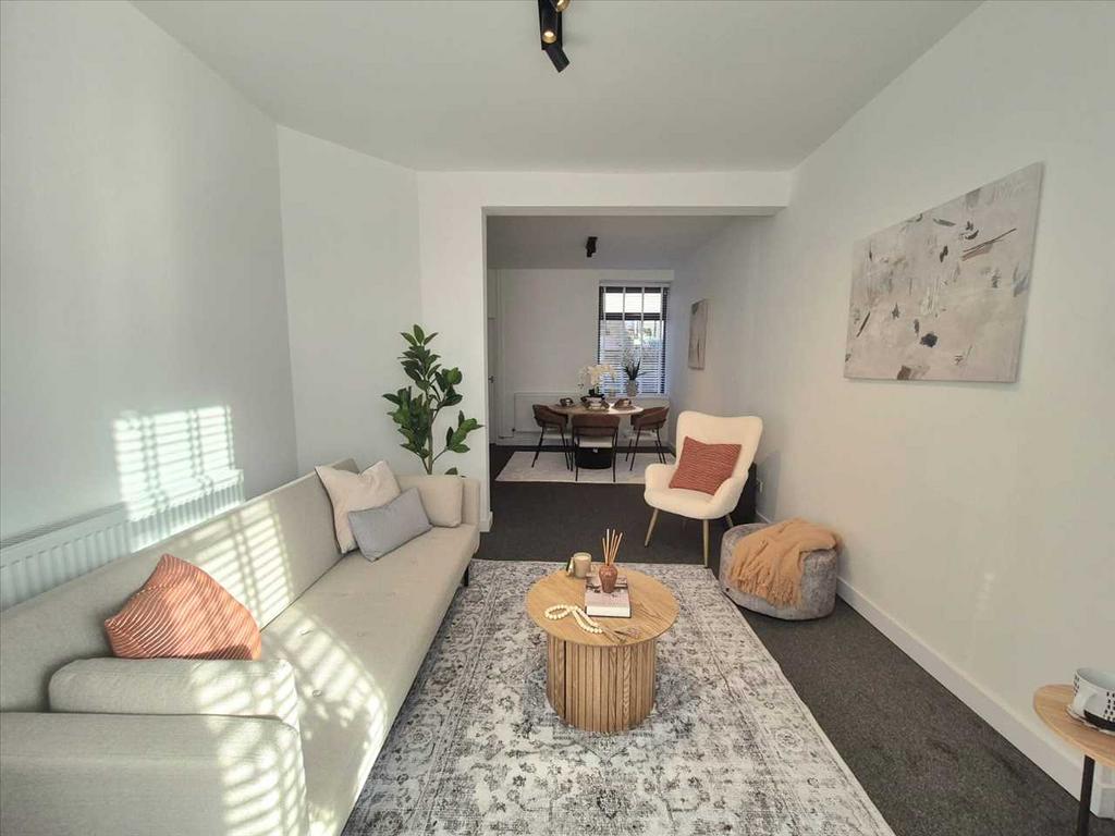 Lounge/Dining Area