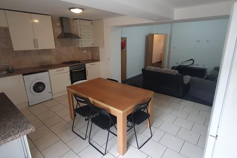 5 bedroom terraced house to rent, 17 Moira Street