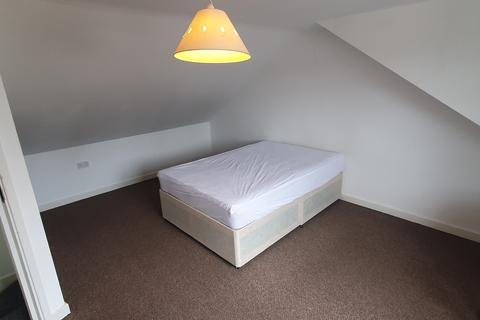 5 bedroom terraced house to rent, 17 Moira Street